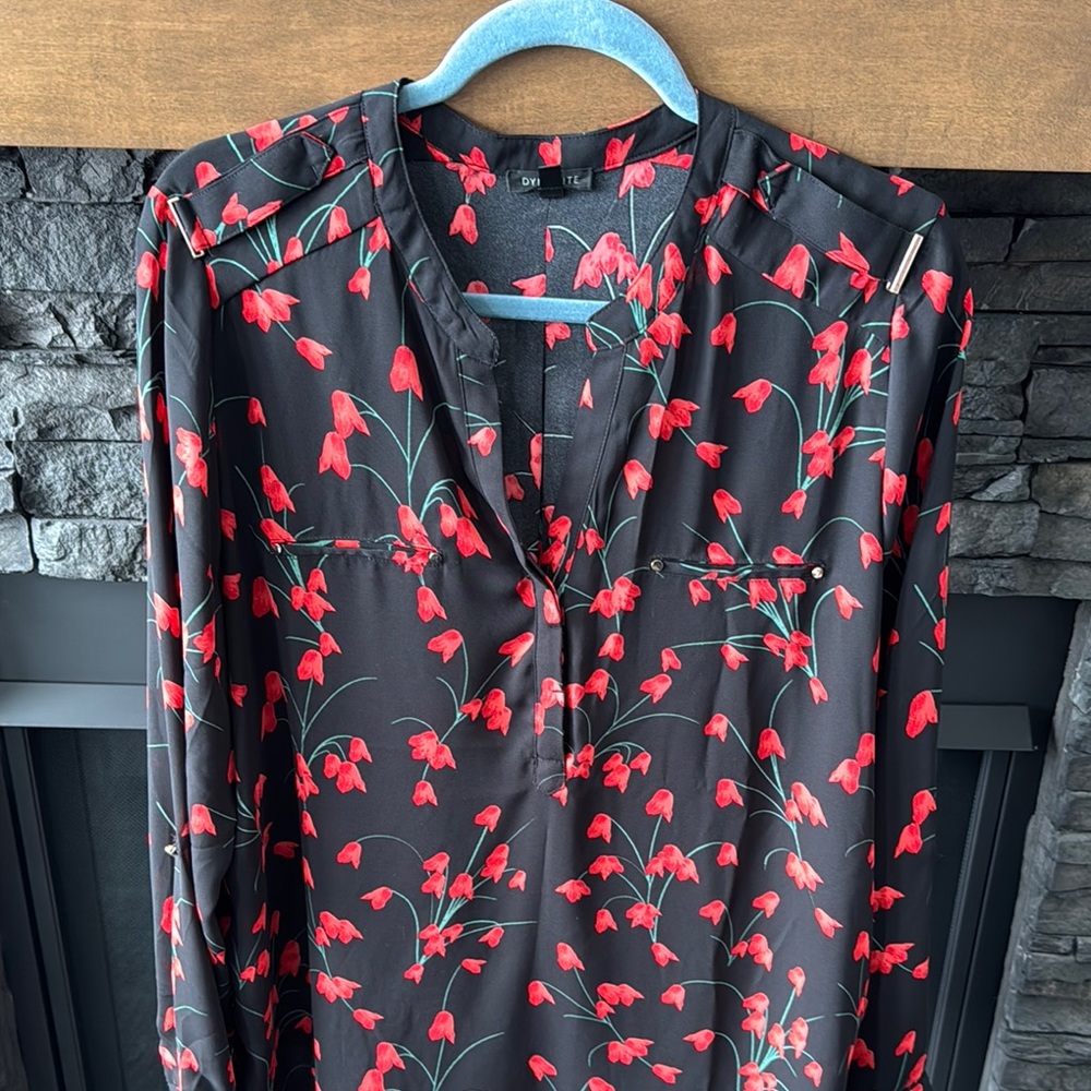 Floral Black and‎ Red Women's Top - Picture 3 of 3